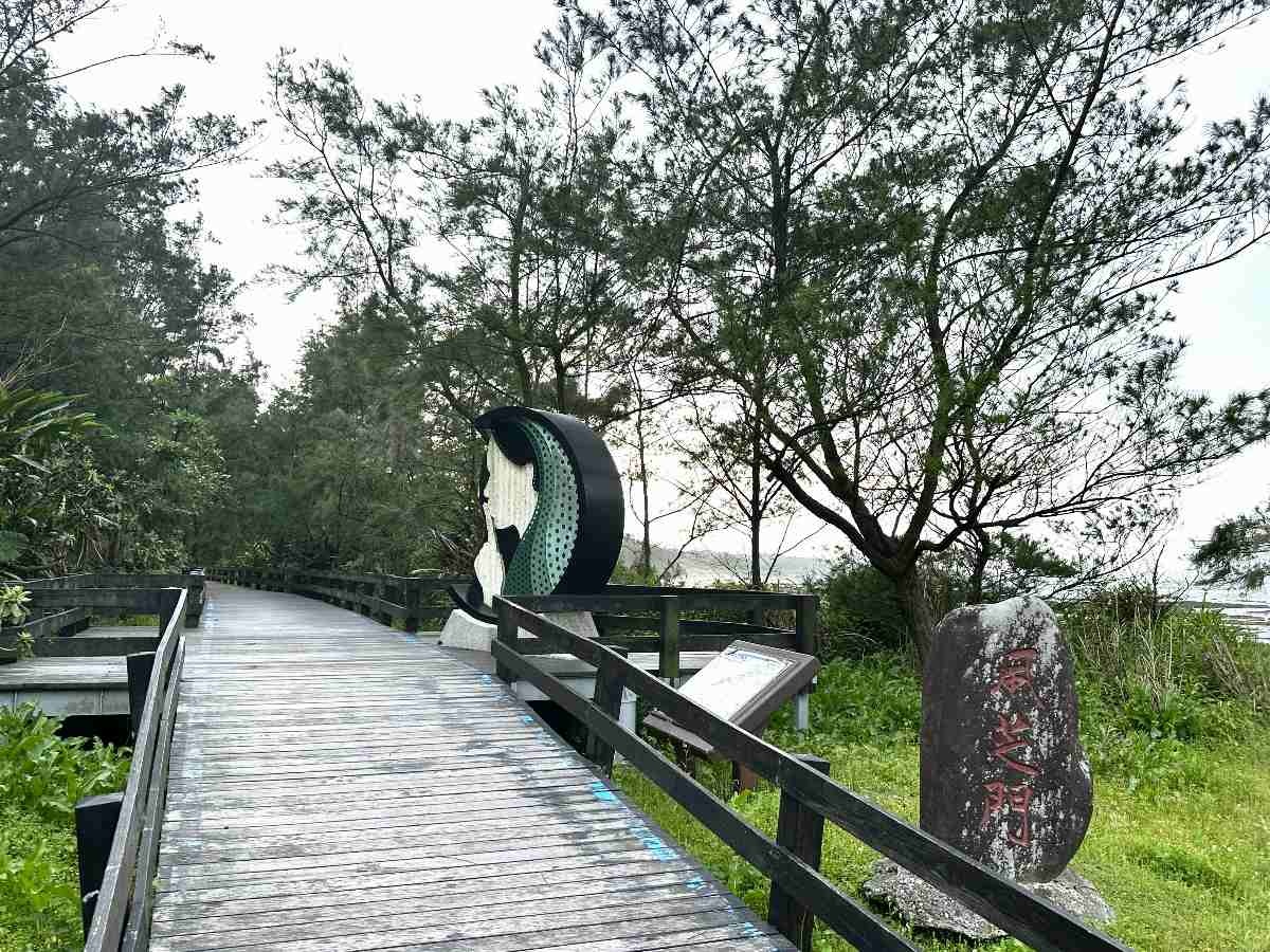 「雙灣自行車道」位於新北市北海岸,是一條串聯淺水灣與白沙灣兩大知名海灣的經典路線,全長約 8 公里(來回約 16 公里)。這條路徑的獨特魅力在於其多元的鋪面:從平穩的柏油路段到貼近海岸的木棧道。這是一條適合闔家大小的輕鬆路線,但風景的豐富度卻是頂尖水準。