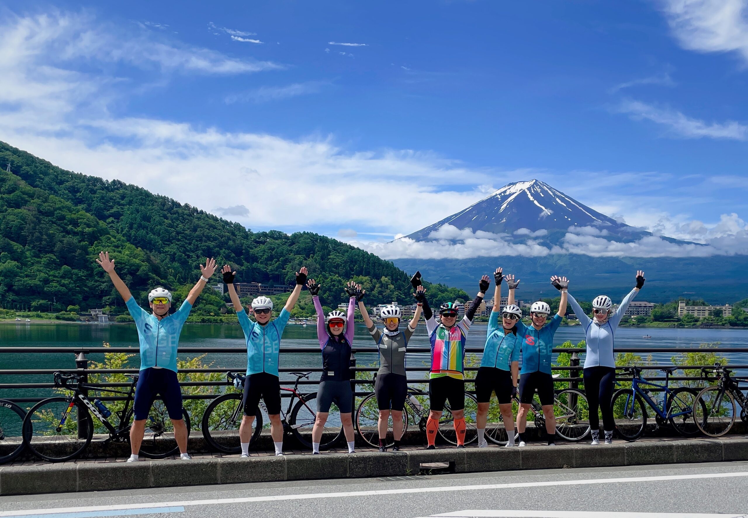 參加2026年富士山自行車登山賽，入住坐擁富士山與河口湖絕美景色的溫泉飯店，天天泡溫泉，徹底放鬆身心！更棒的是，這趟旅程還加入了環日賽經典路線「東進富士」的挑戰，讓你一次征服兩座富士山，成就你的雙峰制霸夢想！