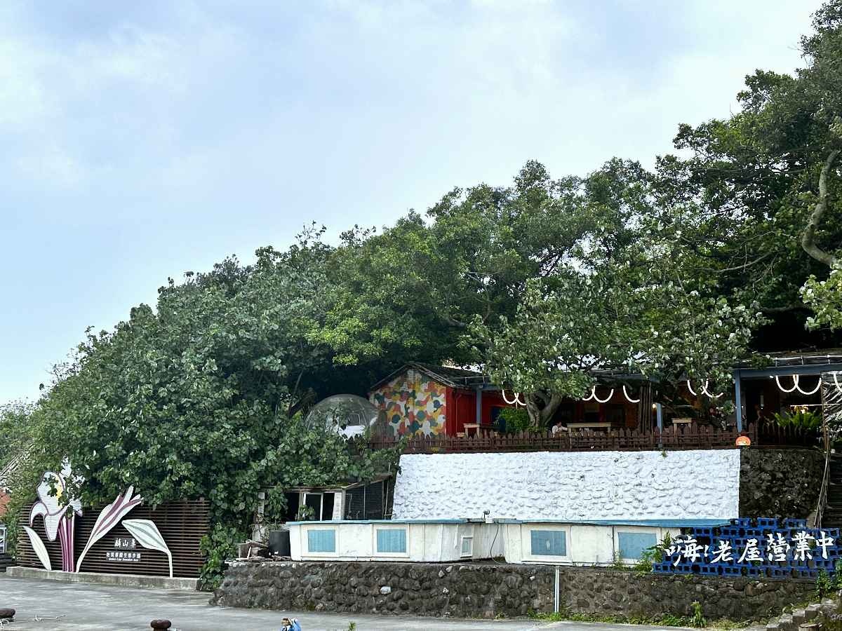 自行車道會引領您進入麟山鼻遊憩區。這裡的地質景觀是本路線的精華所在。麟山鼻著名的風稜石是經年累月受東北季風吹蝕而成的黑色安山岩,是大自然雕刻出的藝術品。單車道在此轉為架高的海濱木棧道,讓您能以最親近的距離穿越這片奇岩海岸。