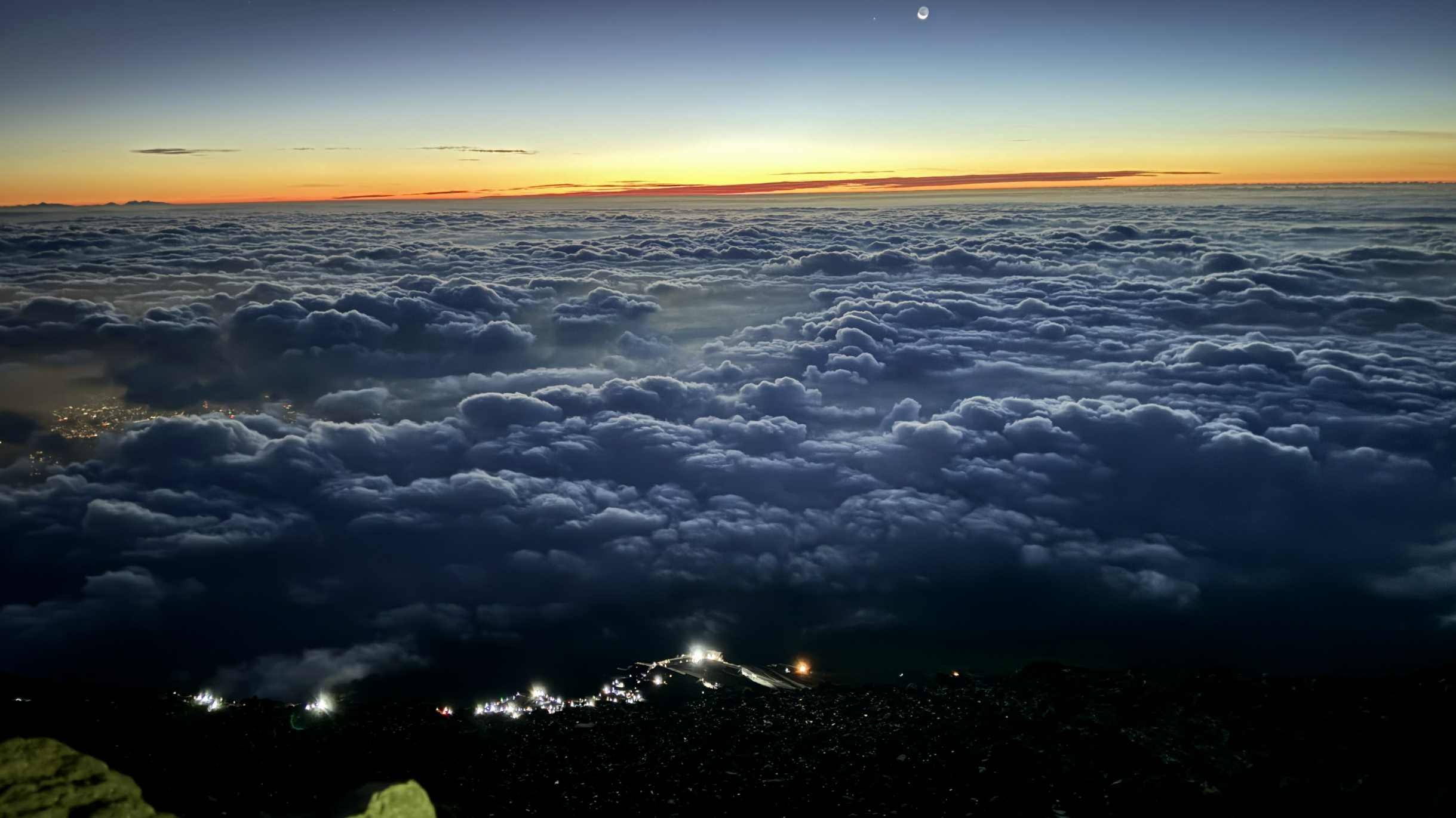 富士山是日本引以為傲的世界遺產，每年都吸引著許多登山愛好者。為了安全登山，避免破壞自然環境，請嚴格遵守富士山登山的規則和禮儀。