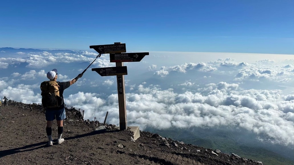 「有些風景,這輩子一定要親眼看過一次。」這不只是旅行,這是一場對自我的挑戰,也是對聖山的朝聖。當那一抹御來光(Goraiko)穿透雲海,金色的陽光灑在臉上時,你會發現:之前的汗水與疲憊,在這一刻都值得了。