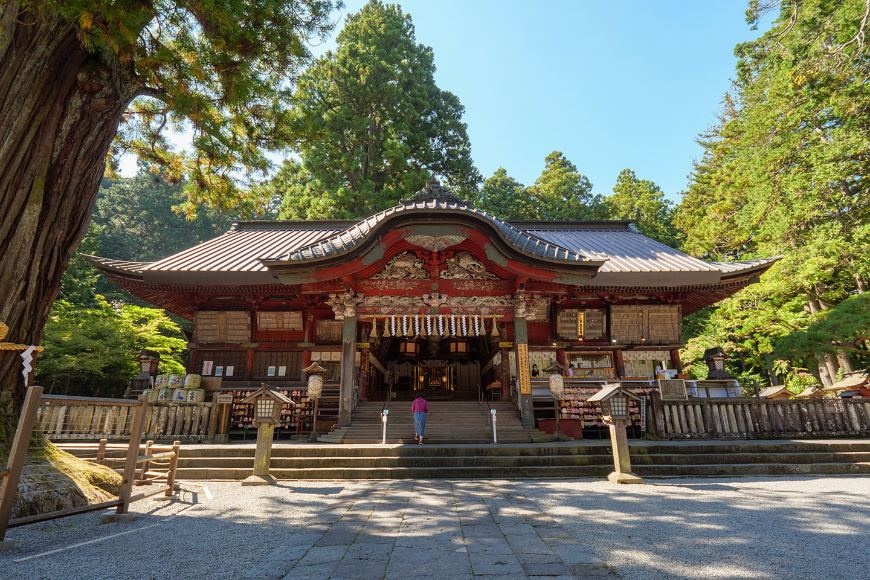 擁有 1,900 年歷史的北口本宮富士淺間神社，這裡自古便是富士山北口（吉田口）登山道的起點，供奉著女神「木花開耶姬命」。穿過巨大的鳥居與古杉參道，在此虔誠祈求登山平安，感受江戶時代以來「富士講」信徒們代代傳承的信仰力量。