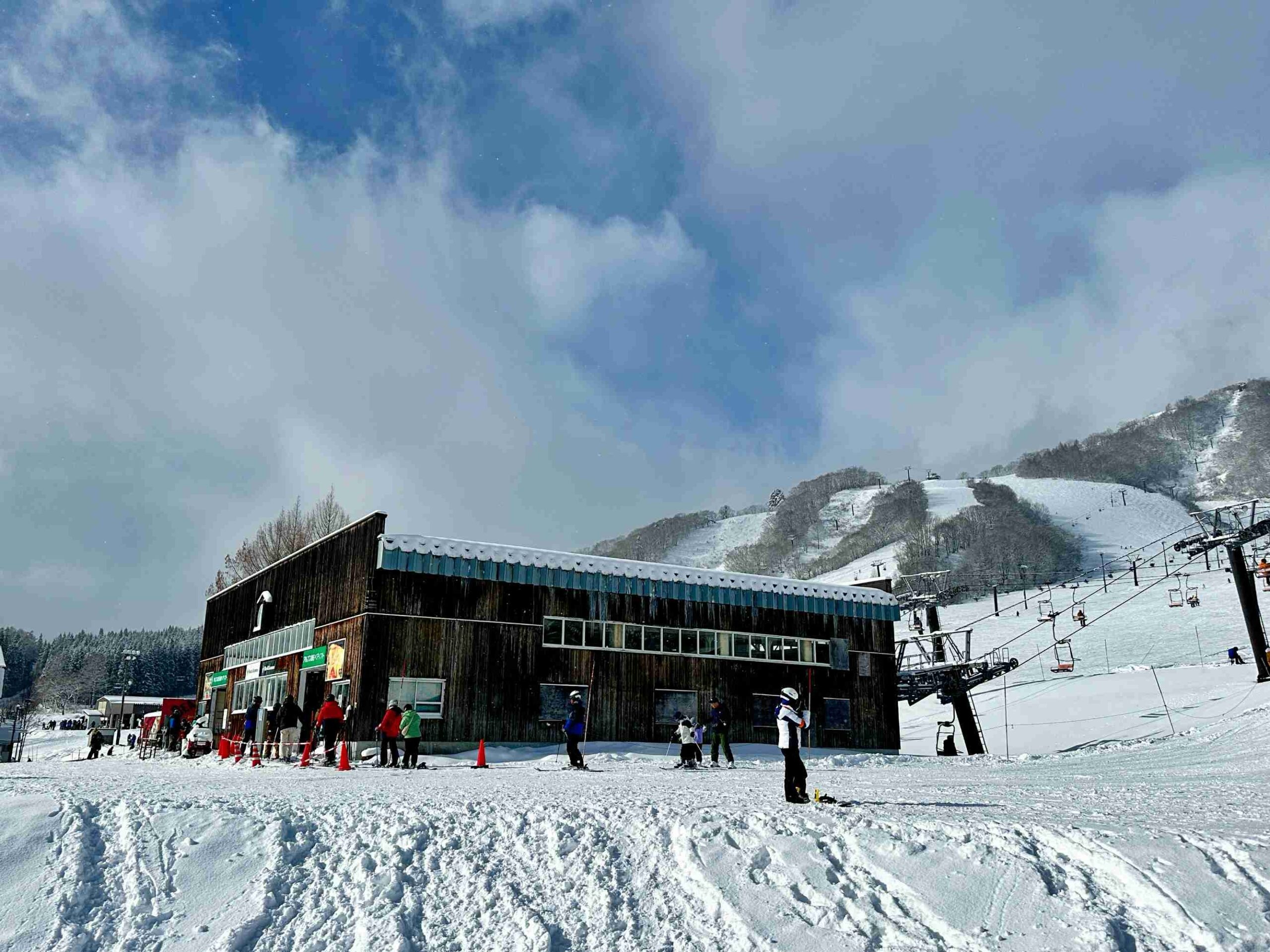 白馬村雪季從每年 12 月延長至翌年 5 月，低溫穩定，確保培訓期間擁有充沛且穩定的雪上練習時數。