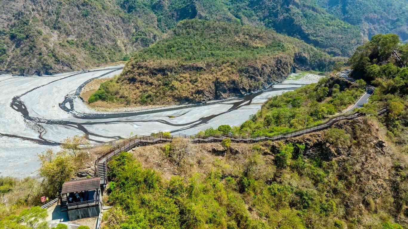 蛇頭山位於茂林區高132線12公里處，在前往多納里路上即可看見，因神似百步蛇盤於濁口溪樣貌而得名，蛇頭山是個典型的曲流地形，原為一環流丘，與龍頭山分置兩旁相對映，百步蛇頭山也被視為守護族人的聖山，更是茂林地區最著名的景點之一。